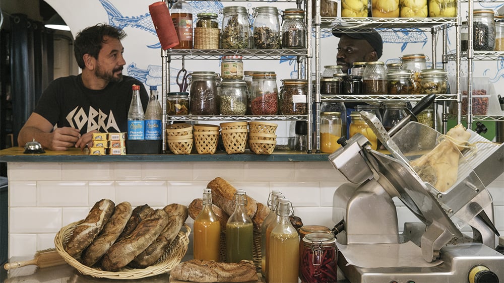 On y boit un café avant ou après le marché et l’on se régale de l’un des meilleurs croissants de la ville.