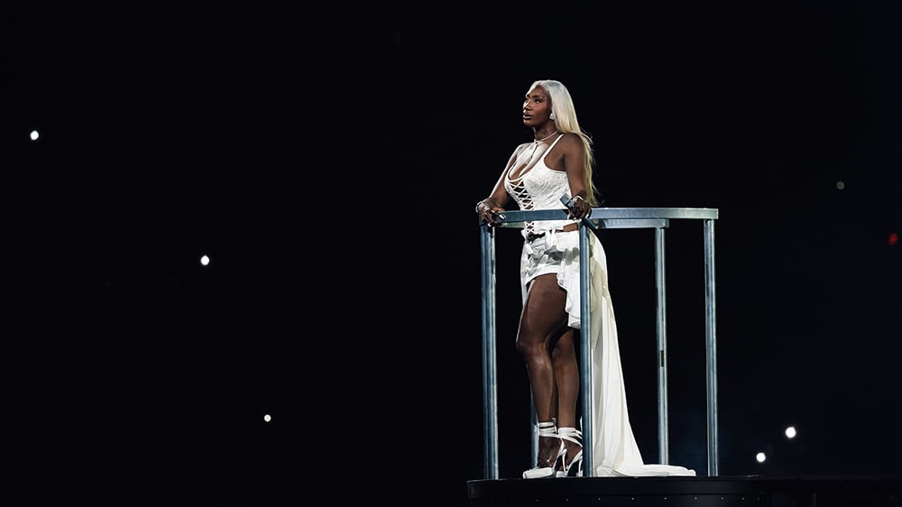 Avec Mylene Farmer et Beyoncé, Aya Nakamira s’impose, à 36 ans, comme la seule artiste à remplir trois soirs d’affilée le Stade de France.