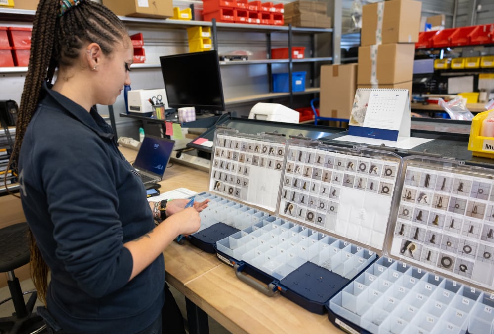 Depuis son entrepôt toulousain, ALA prépare des kits de pièces pour les fournisseurs aéronautiques.