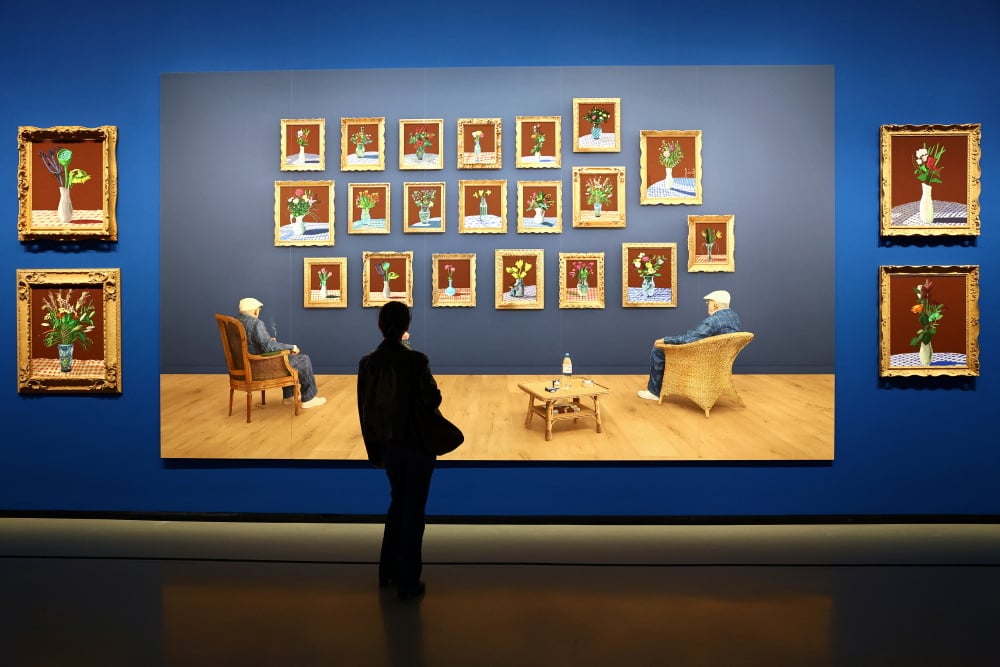 Le tableau 25th June 2022, Looking at the Flowers (Framed) du peintre britannique David Hockney à l'exposition " David Hockney 25 " à la Fondation Louis Vuitton à Paris, en avril 2025.
