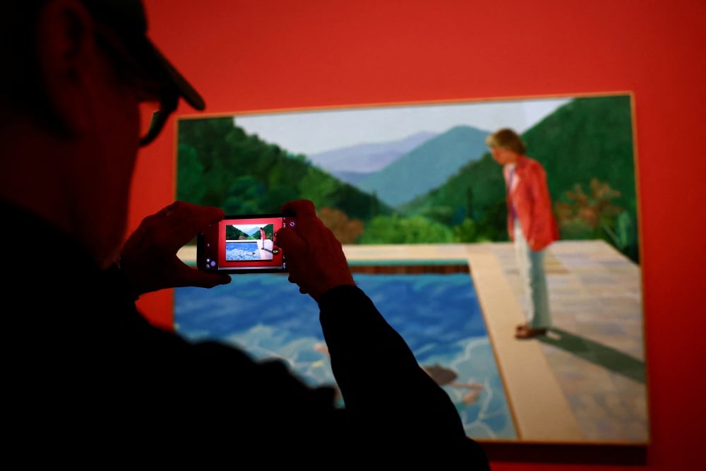 Portrait of an Artist (Pool with Two Figures), 1972 du peintre britannique David Hockney à l'exposition " David Hockney 25 " à la Fondation Louis Vuitton à Paris, en avril 2025.