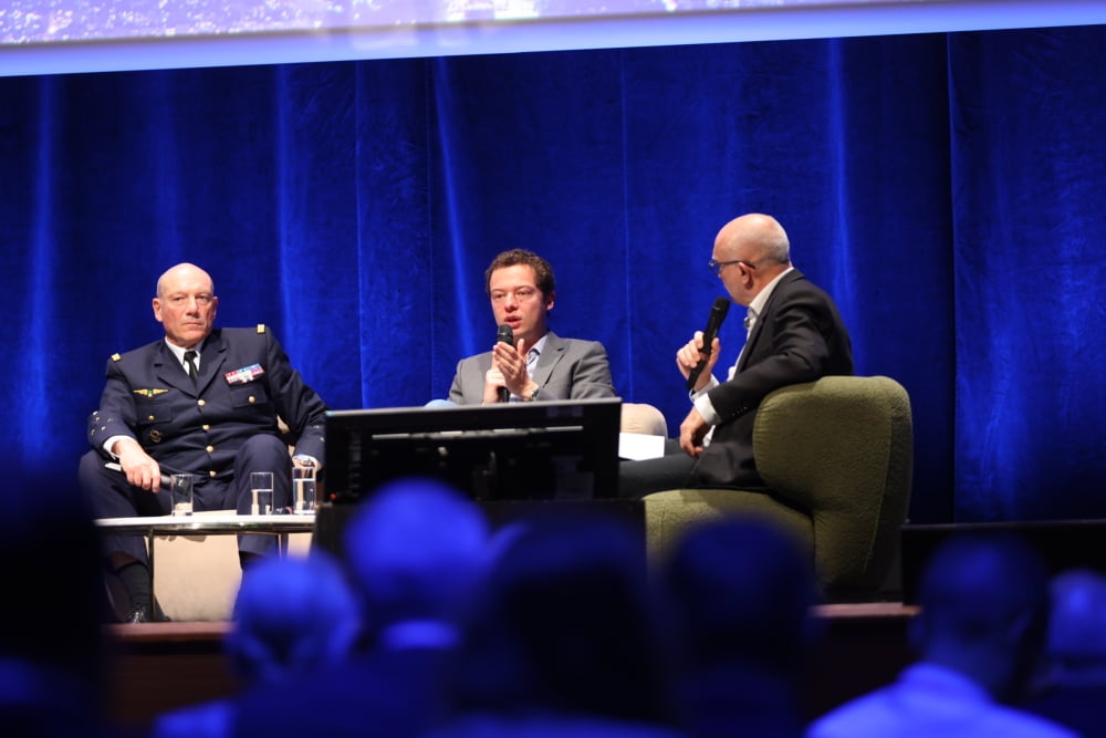 Jérôme Bellanger, chef d'état-major de l'armée de l'Air et de l'Espace et Bertrand Rondepierre, directeur de l'Agence ministérielle de l'intelligence artificielle de défense.