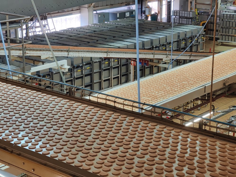 Le flux des Granola, au premier plan, passe au-dessus du tapis des Petit Ecolier tandis que les Mikado refroidissent dans leurs caisses métalliques.