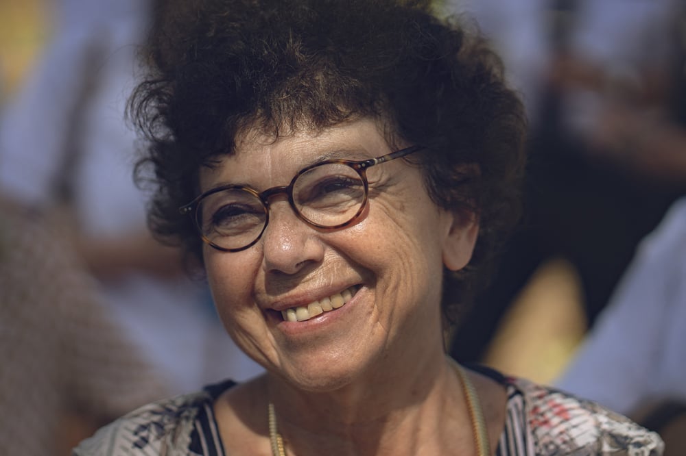 Monique Barbut, Ministre de la transition écologique, de la biodiversité et des négociations internationales sur le Climat et la Nature, lors d'une visite de la forêt incendiée de Thézan-des-Corbières dans le Sud Ouest de la France. (Photo by Idriss...
