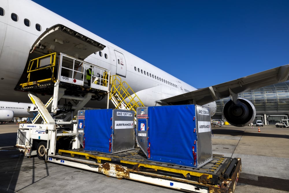 La "touchée" avion nécessite une équipe d'une quinzaine de personnes pour assurer l'ensemble des opérations.