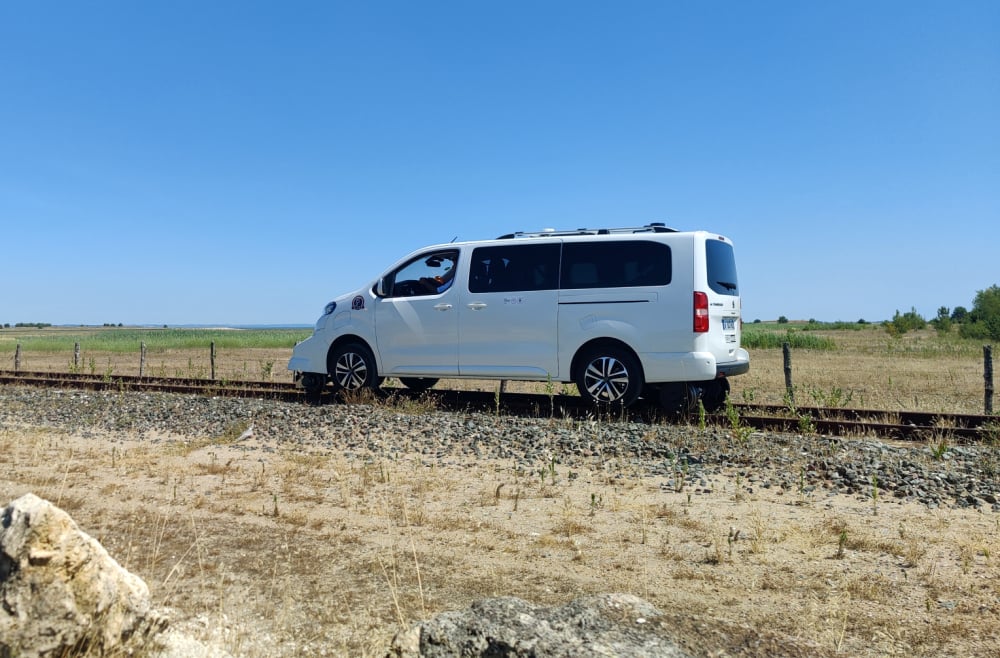 Un prototype de Ferromobile mène des essais techniques sur les voies ferrées du Port de Bordeaux, au Verdon.