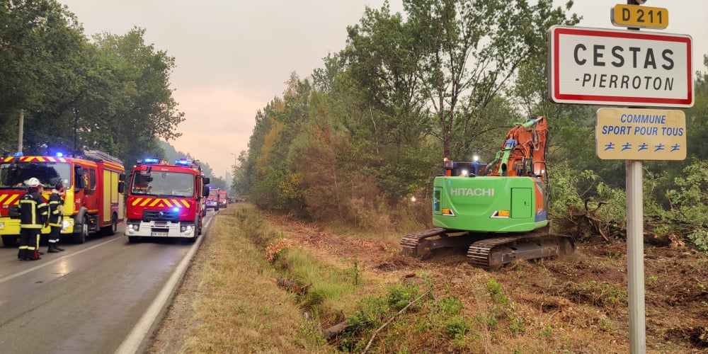 Un pare-feu creusé en urgence le long de la D211 à Cestas Pierroton, dimanche 26 juillet 2026.