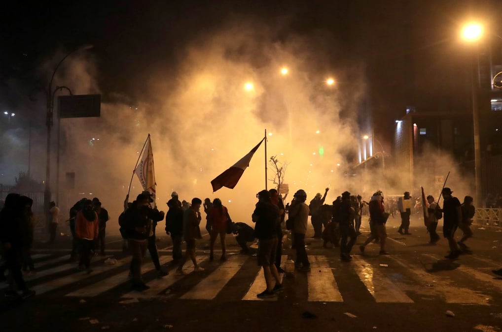 Perou: des milliers de manifestants dans la rue, un mort dans des affrontements