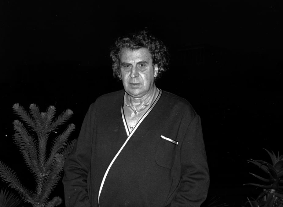 La grece pleure mikis theodorakis, compositeur de musique de "zorba le grec"