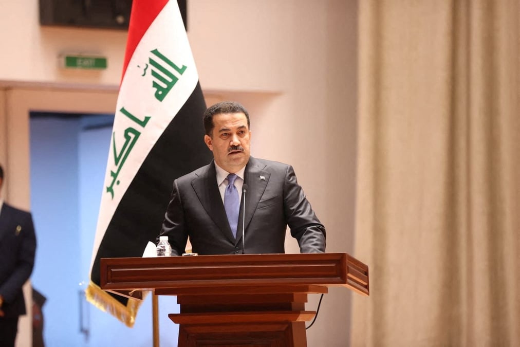 Mohammed shia al-sudani prend la parole lors d'un vote sur le cabinet de sudani au parlement a bagdad, en irak