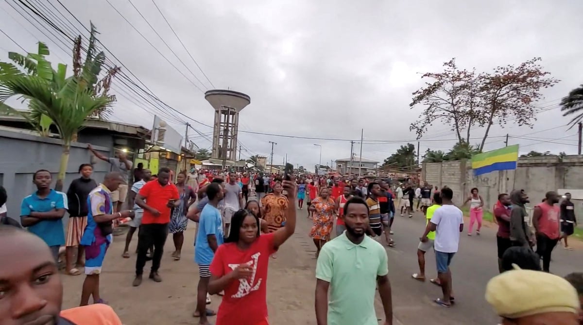 Des habitants de port gentil, au gabon, celebrent dans la rue apres la prise du pouvoir par l'armee
