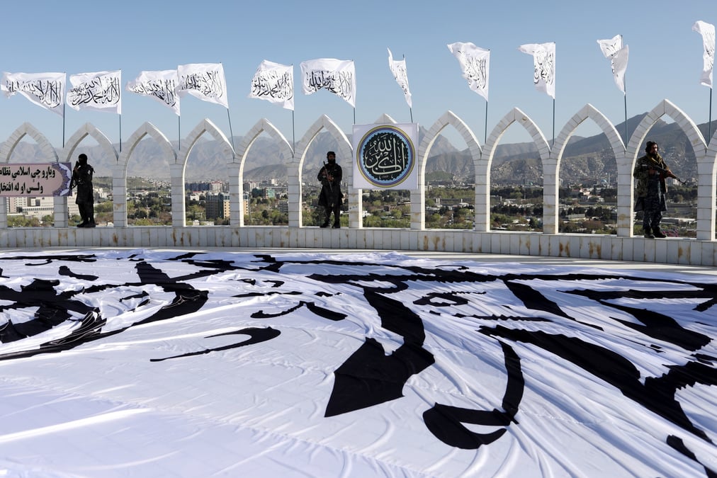 Des combattants taliban lors de la ceremonie de lever du drapeau a kaboul
