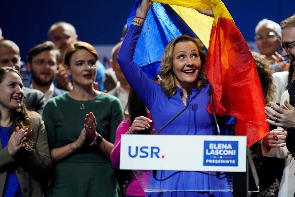 La dirigeante du parti d'opposition de centre-droit union sauvez la roumanie (usr), elena lasconi, passe sous un drapeau roumain apres son discours, alors qu'elle est entree au second tour de l'election presidentielle, a bucarest