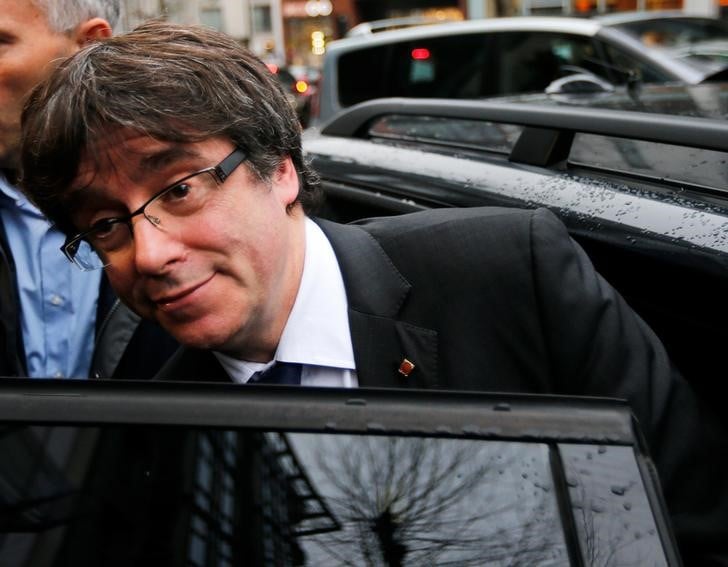 Puigdemont enjoint a rajoy d'accepter la victoire des separatistes