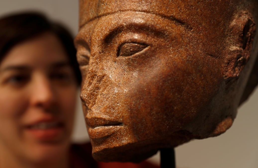 Une statue de toutankhamon vendue 5,2 millions d'euros a londres malgre les protestations du caire