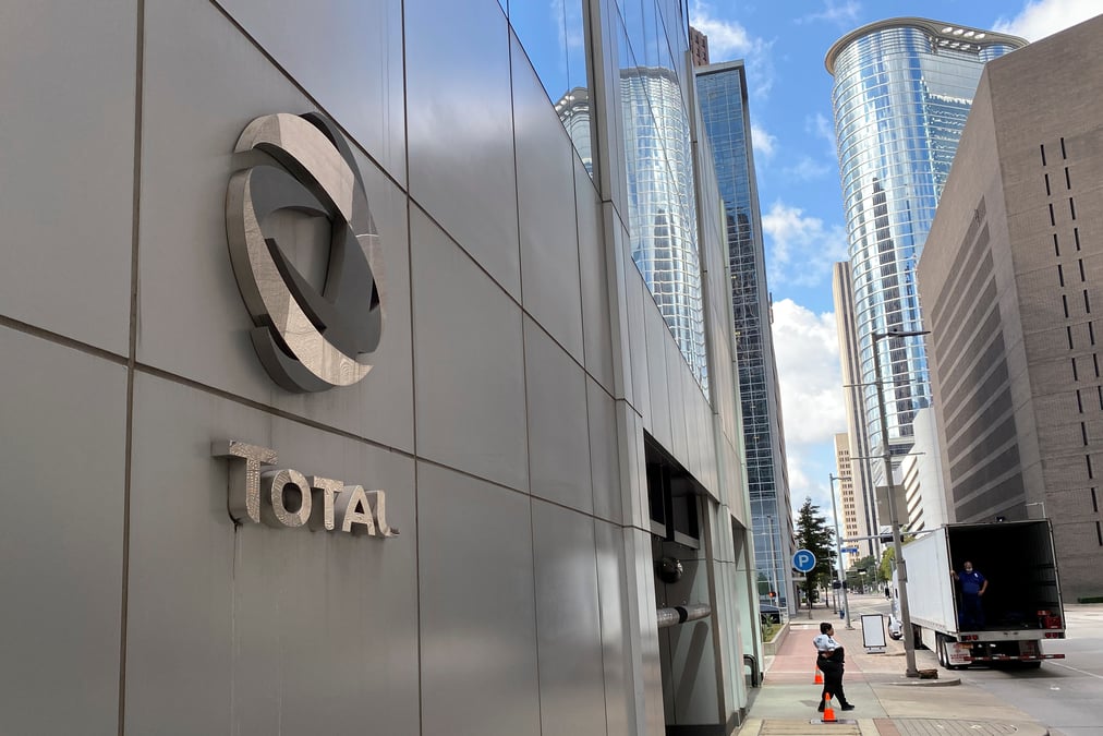 Total prepare un plan de departs volontaires en france