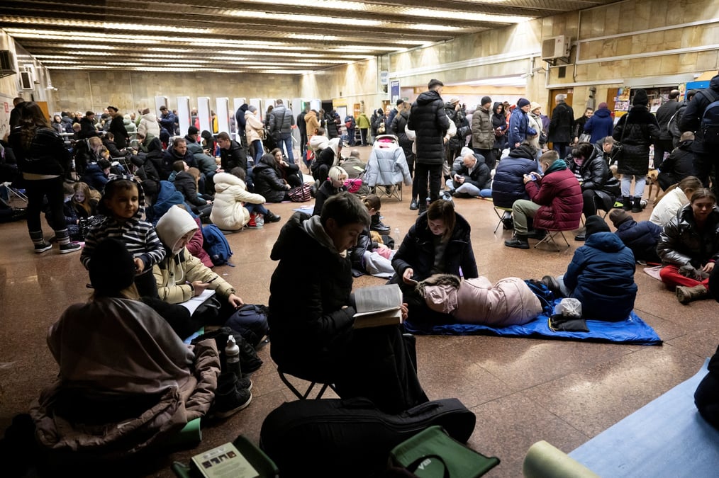 Photo des gens qui se refugient dans une station de metro lors d'attaques massives de missiles russes a kyiv