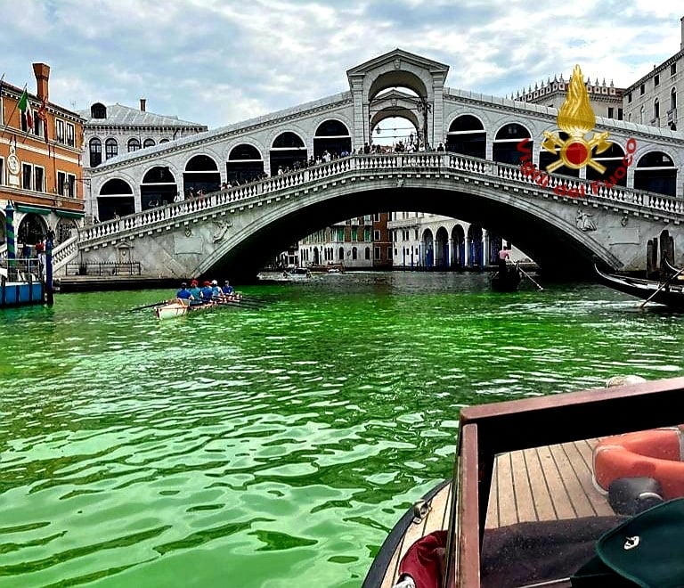 Photo de l'eau du grand canal de venise devenue vert fluorescent