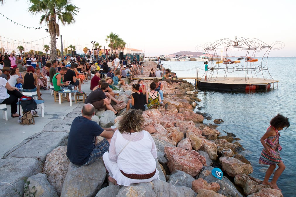 Le festival de Thau, qui se déroule jusqu'au 23 juillet sur le port de Mèze et autour du bassin de Thau, se revendique « événement éco-responsable ».