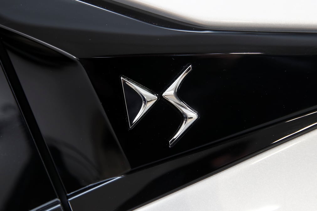 Le logo de la ds, produite par stellantis