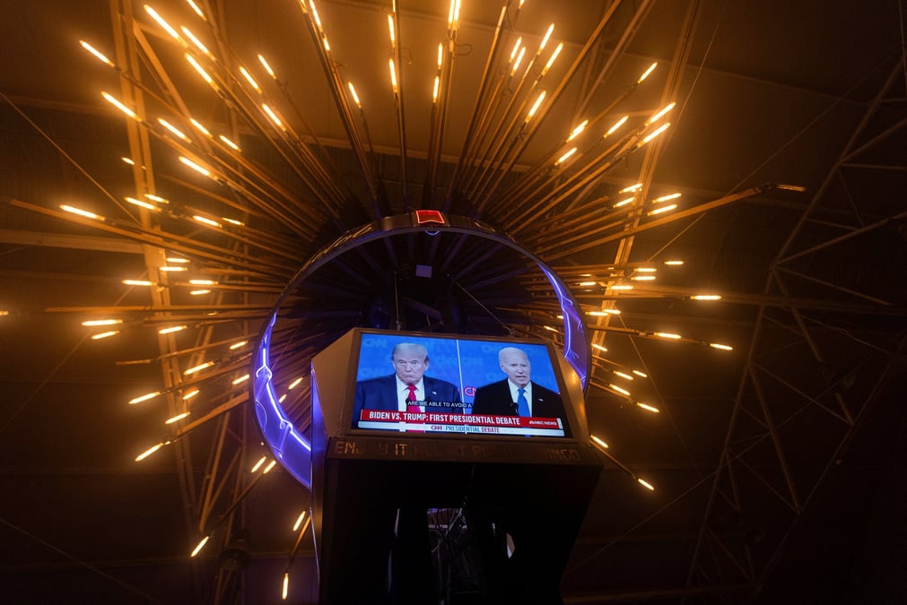 Un ecran dans un restaurant de mexico retransmettant le debat entre joe biden et donald trump