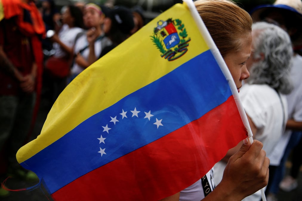 Un manifestant tient un drapeau venezuelien pour protester contre les resultats des elections du venezuela