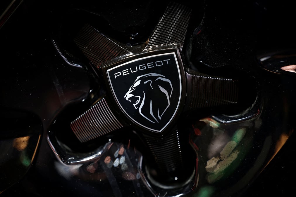 Le logo de peugeot est visible lors de la journee presse du salon de l'automobile de paris 2024, a paris