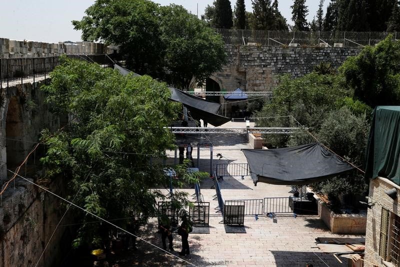 Israel cherche a regler la "crise des portiques"