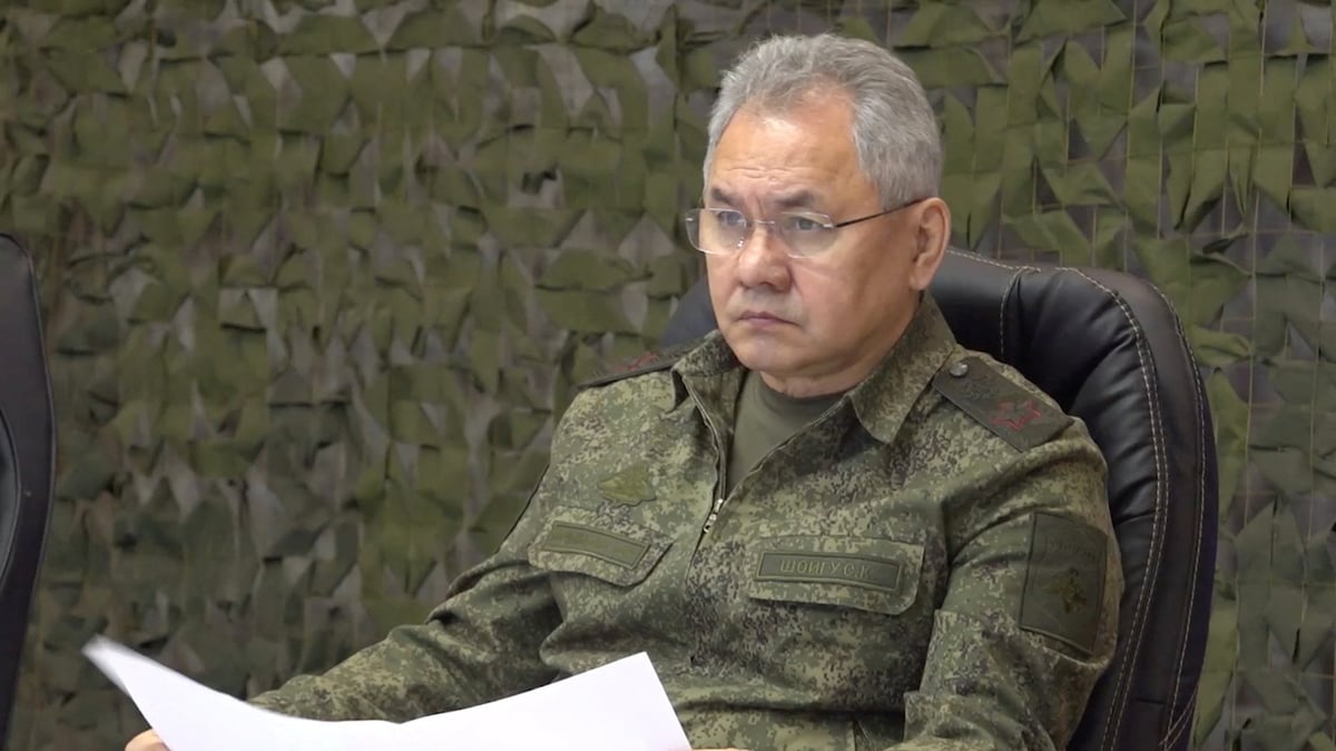 Le ministre russe de la defense inspecte les troupes en ukraine