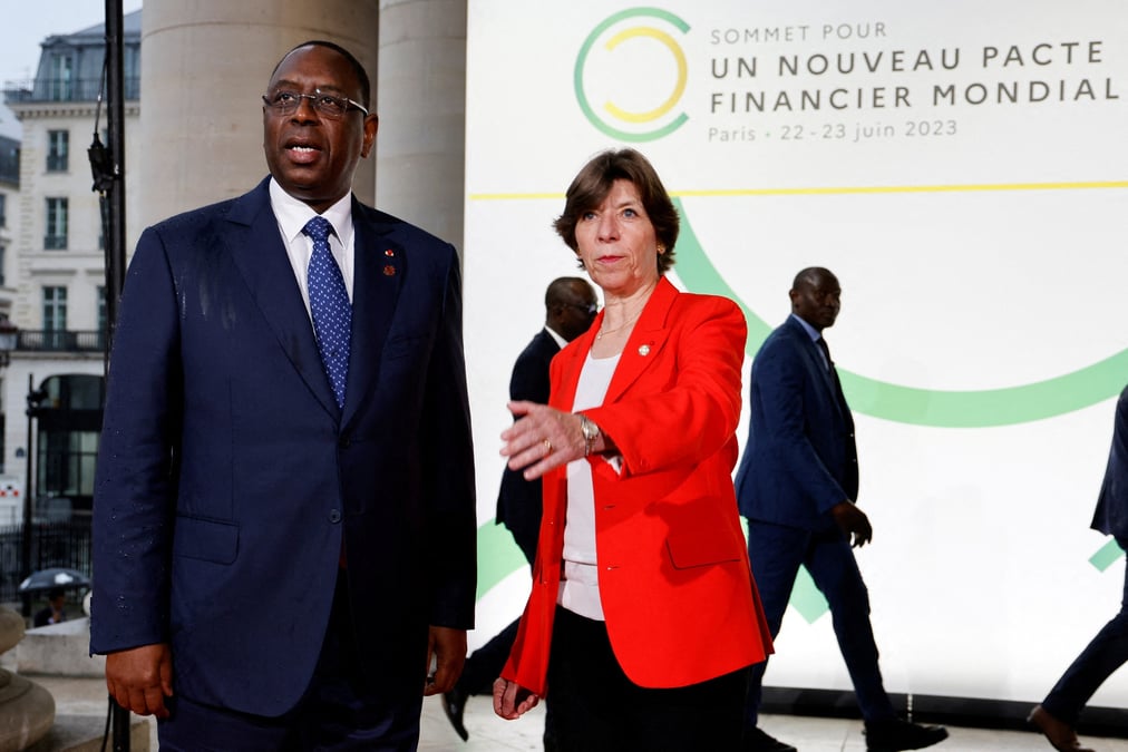 La ministre francaise des affaires etrangeres, catherine colonna, salue le president senegalais macky sall a son arrivee au palais brogniart pour le sommet pour un nouveau pacte financier mondial a paris