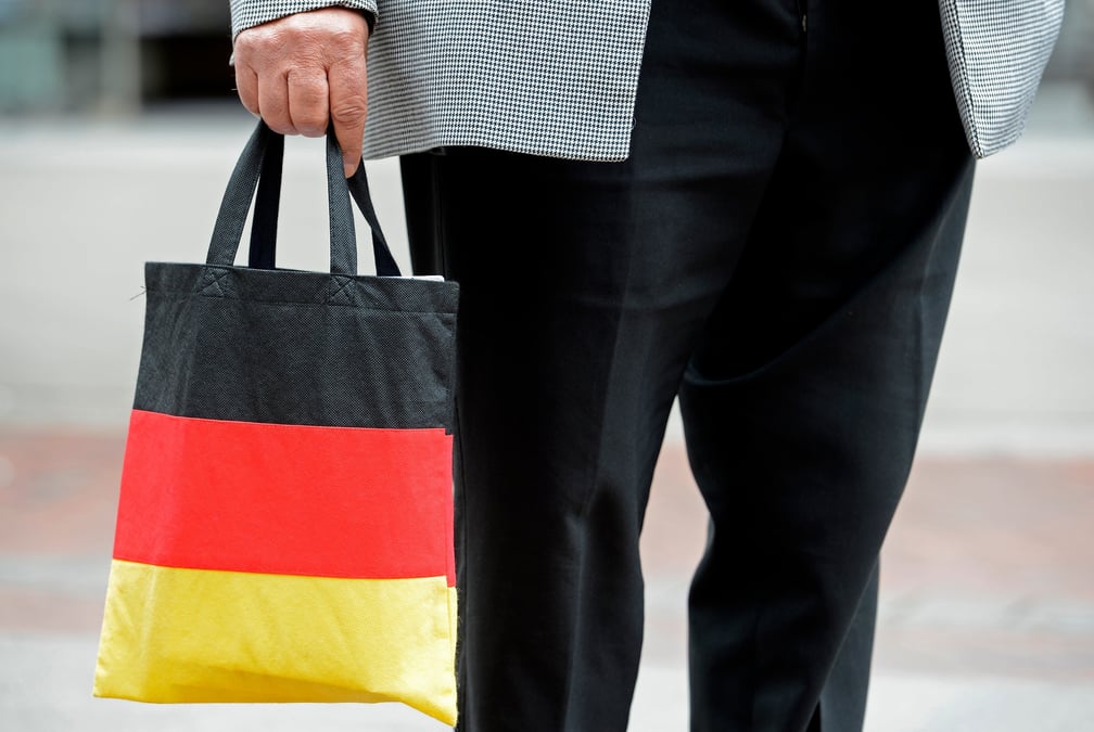 Un passant fait ses courses a hanovre