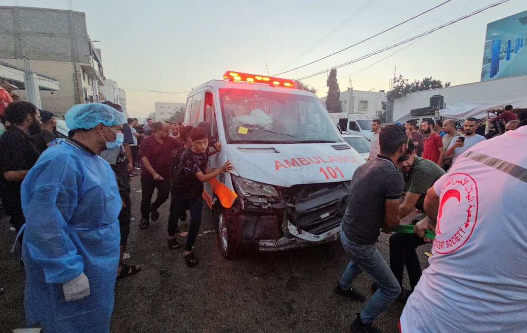 Un convoi d'ambulances endommagees, a gaza
