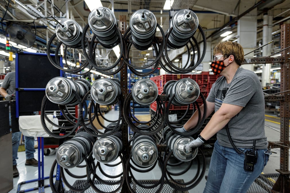 Un ouvrier travaille dans une usine de fabrication et d'assemblage de vtt polaris