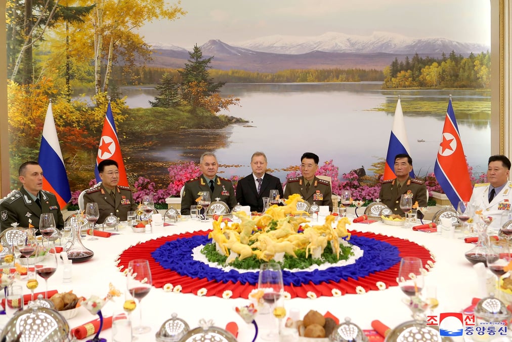 Serguei choigou lors d'un banquet d'accueil en coree du nord