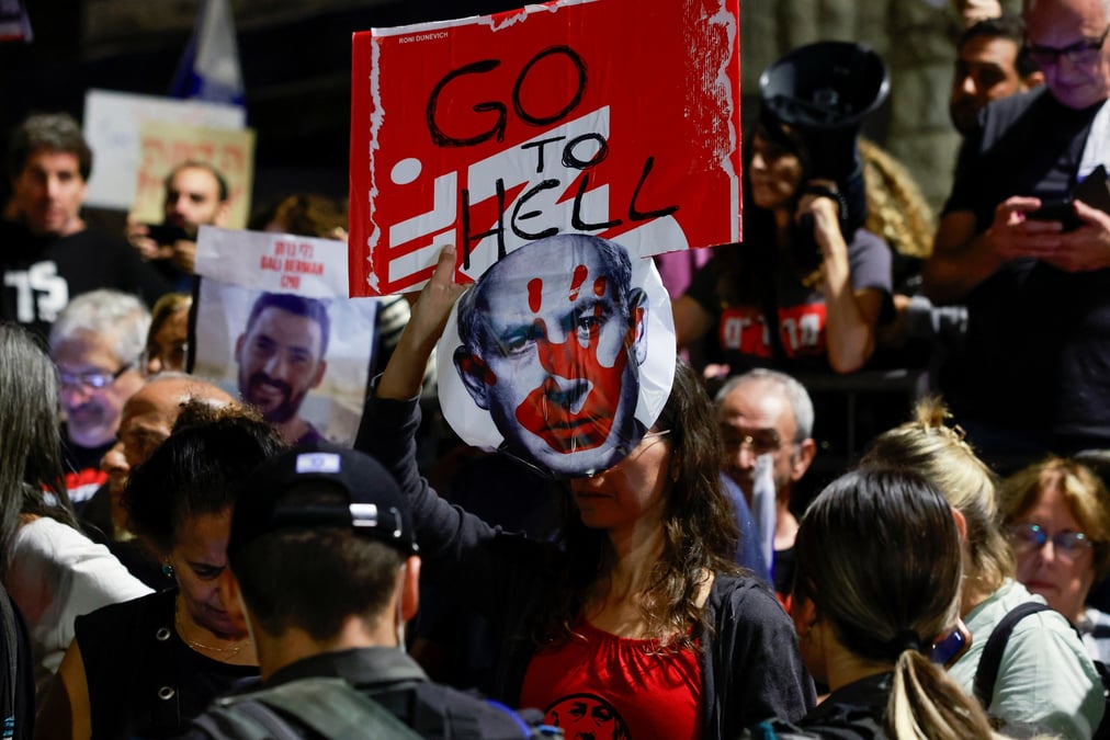 Des manifestants se rassemblent contre le premier ministre israelien benjamin netanyahu pres de sa residence a jerusalem