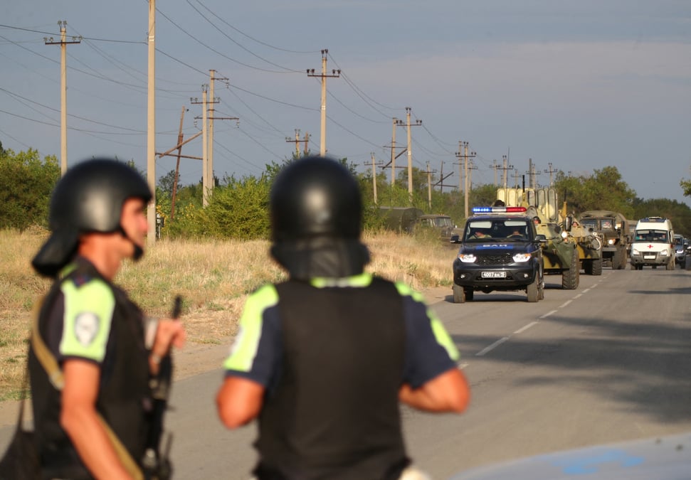 Les forces de l'ordre circulent sur une route apres la prise d'otages par un groupe de detenus dans une colonie penitentiaire en russie