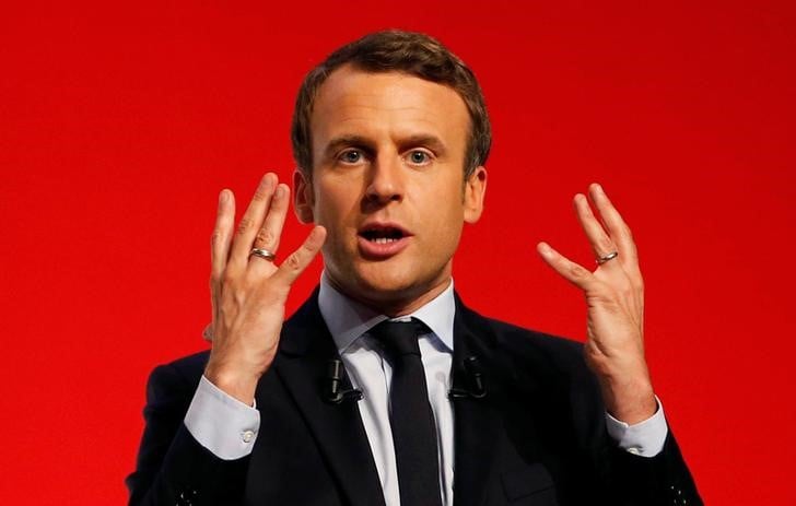 Emmanuel macron renvoie dos-a-dos melenchon et dupont-aignan
