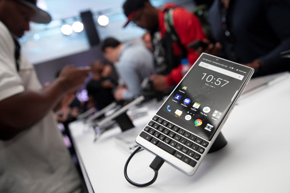 Blackberry gonfle son profit en baissant ses couts, le titre monte