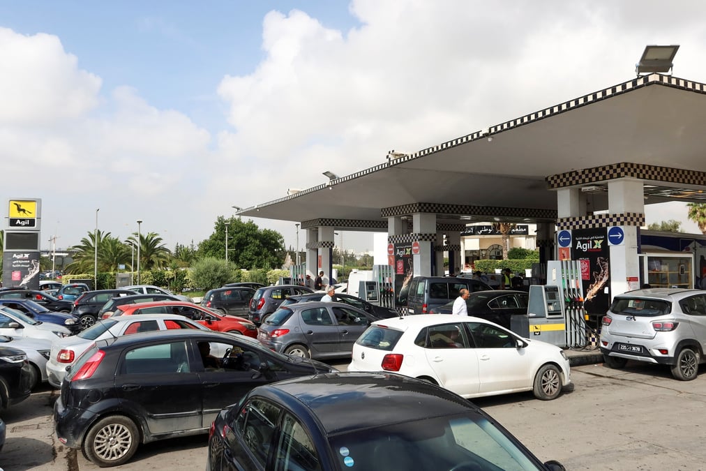 Des voitures font la queue devant un stations-service a tunis
