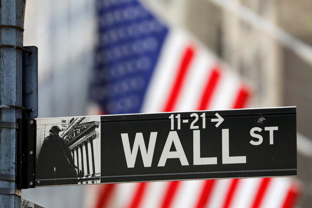 Une plaque de rue pour wall street devant la bourse de new york (nyse)