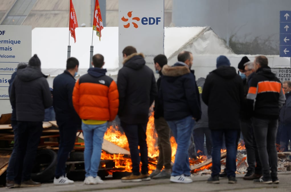 Des grevistes devant la centrale electrique au charbon d'edf, pres de nantes