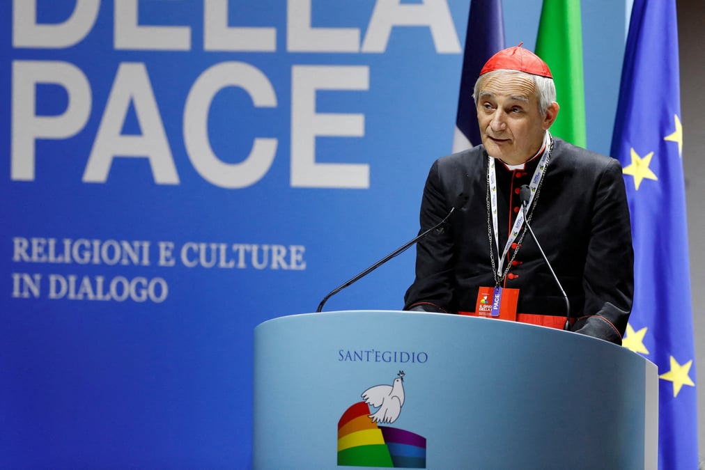 Le cardinal matteo zuppi participe au "cri de la paix" a rome