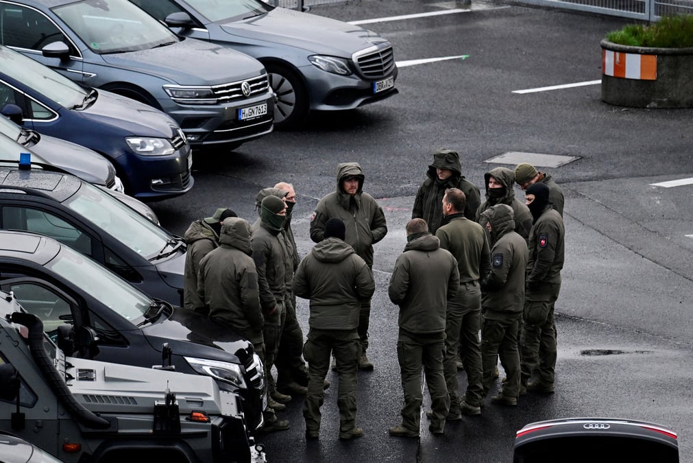 La police securise l'aeroport d' hambourg apres qu'un homme arme a franchi une barriere et penetre dans l'enceinte avec un enfant dans sa voiture