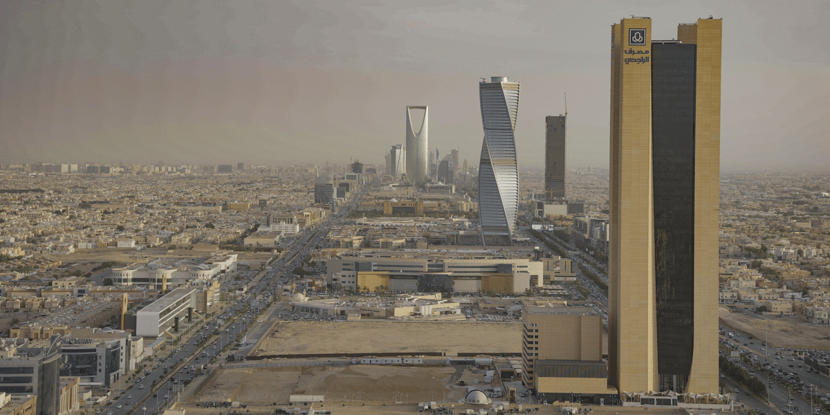 L'Arabie saoudite mène un vaste programme de réformes économiques et sociales, intitulé « Vision 2030 ». L'objectif est de transformer le royaume conservateur en un centre d'affaires, de tourisme et de sport.