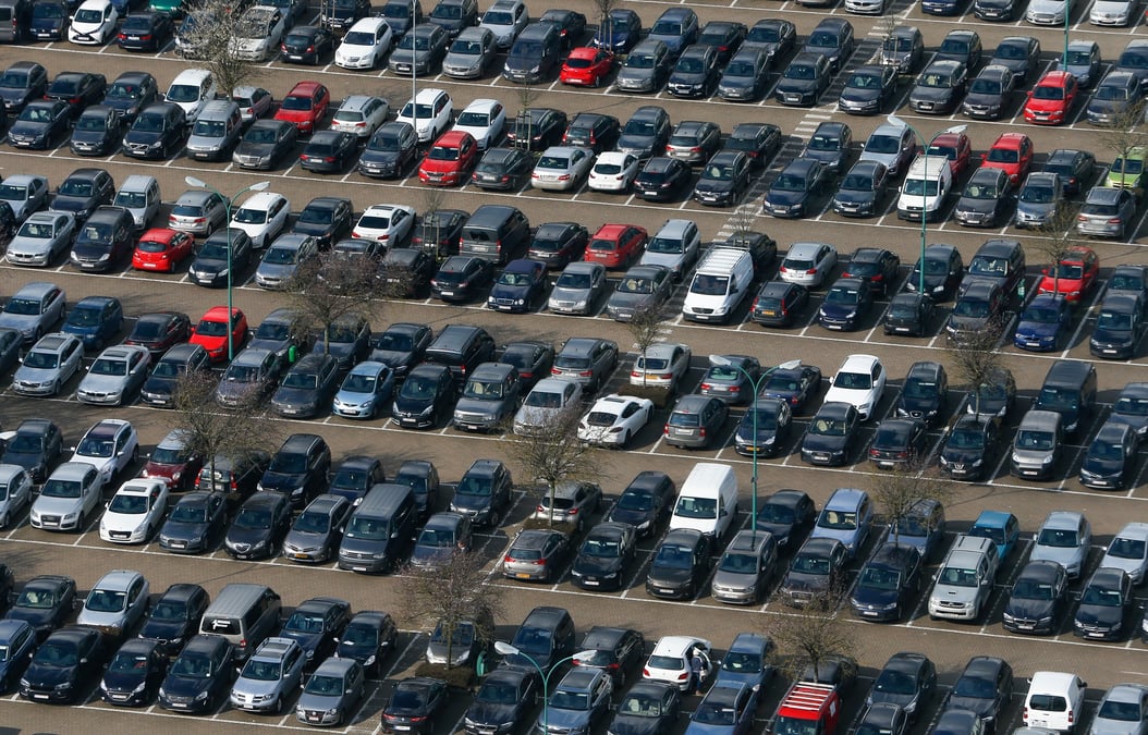 Des voitures sont apercues dans un parking