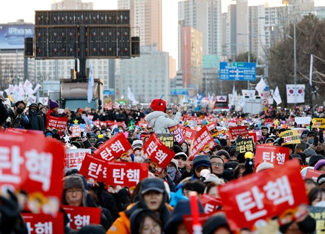 Des manifestations ont eu lieu devant l'Assemblée nationale à Séoul pour demander la destitution Yoon Suk Yeol.