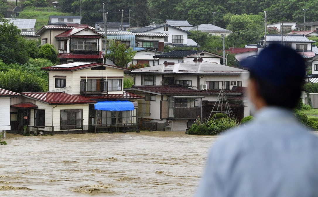 Japon: trois disparus et 500.000 personnes priees d'evacuer apres des pluies torrentielles