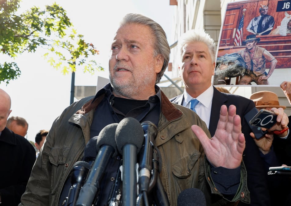 Steve bannon, ancien stratege de donald trump, s'adressant aux journalistes