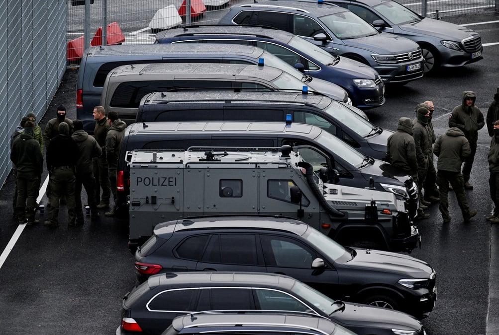 La police securise l'aeroport d'hambourg apres qu'un homme a franchi une barriere et penetre dans l'enceinte avec un enfant dans sa voiture