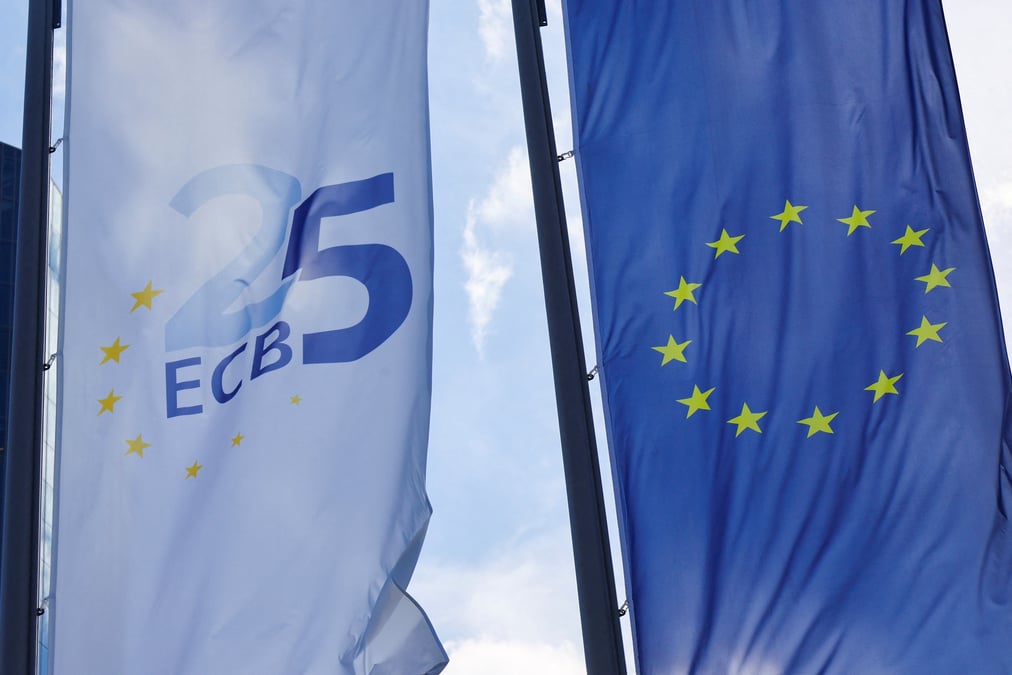 Les drapeaux de la banque centrale europeenne et de l'union europeenne